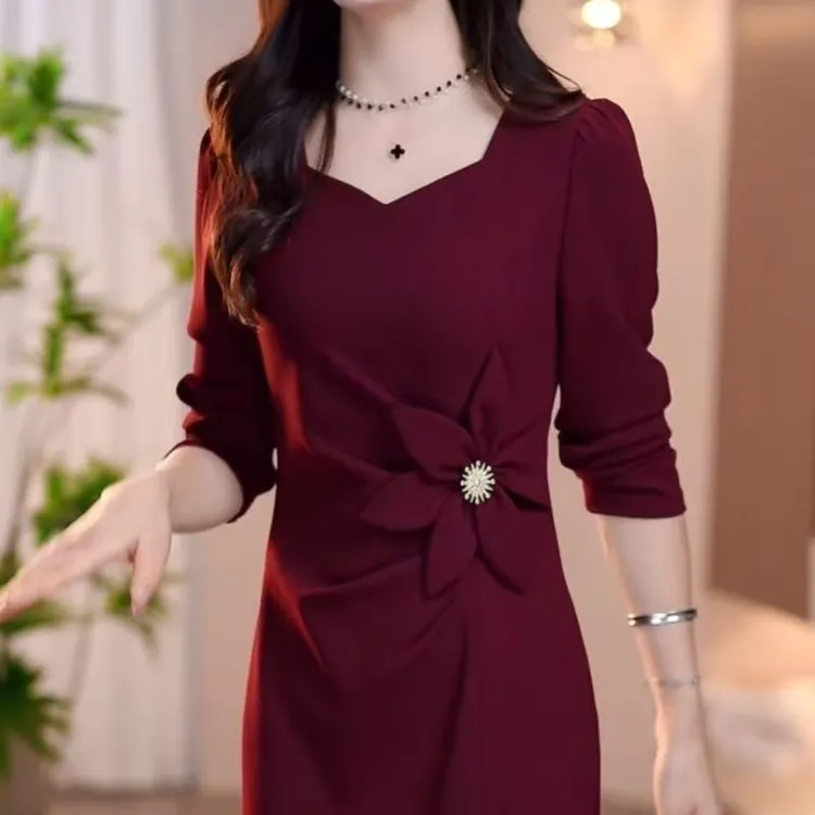 高级弹力软精纺洋气气质花朵装饰连衣裙2025秋季新款修身显瘦裙子