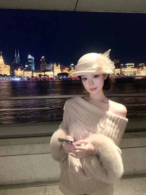 袖口毛毛拼接针织衫女秋冬2025新款高级感气质上衣一字肩套头毛衣