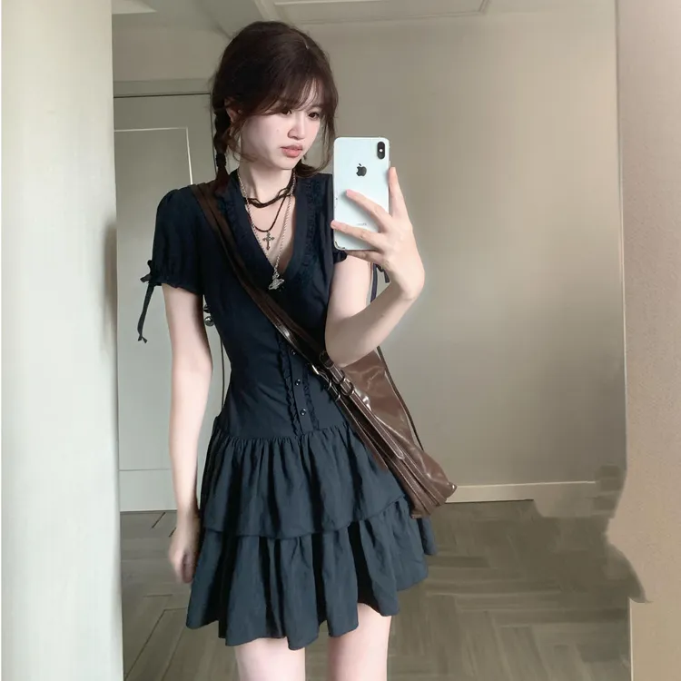 法式复古修身辣妹V领收腰显瘦小黑裙女夏季泡泡袖蛋糕连衣短裙子