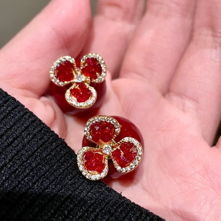 铜合金耳饰 满钻三叶草安可拉红珍珠耳钉气质时尚轻奢高级感耳饰 