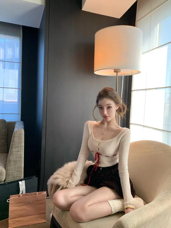 纯欲风性感辣妹系带U领开衫修身针织上衣百搭丝绒花苞休闲短裤女