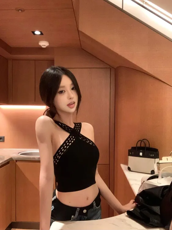 2025夏季新款ins辣妹纯欲风镂空交叉背心上衣+高腰直筒显瘦牛仔裤