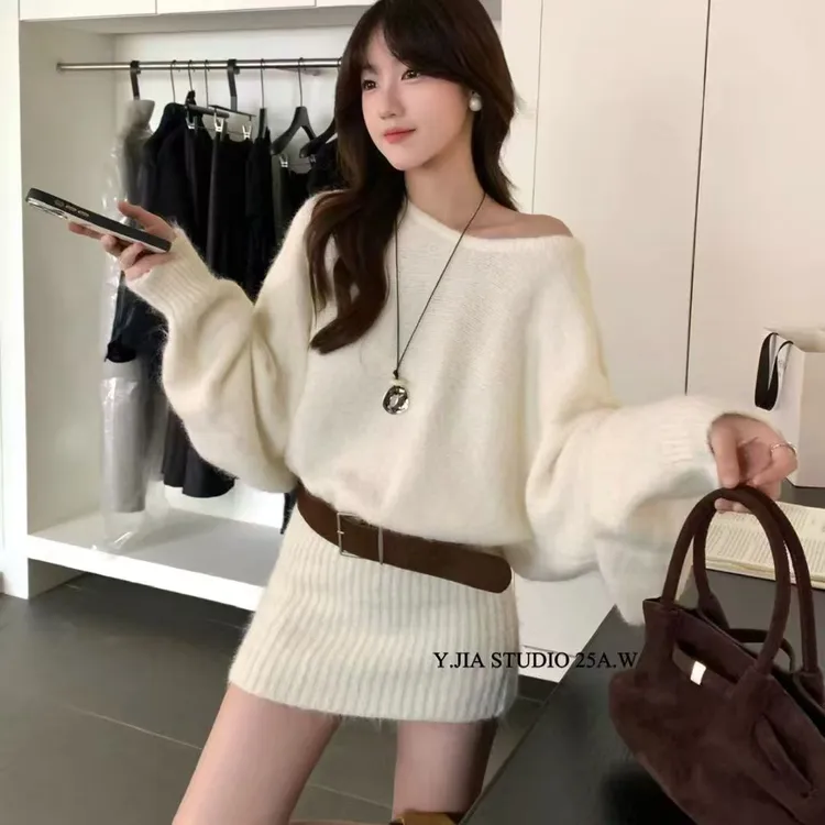 早秋新款斜肩长袖软糯针织连衣裙女时尚收腰显瘦蝙蝠袖毛衣包臀裙