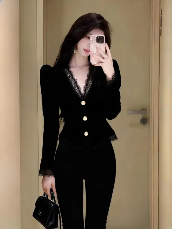 法式赫本风黑色蕾丝丝绒衬衫女秋冬季新款V领排扣设计感气质上衣