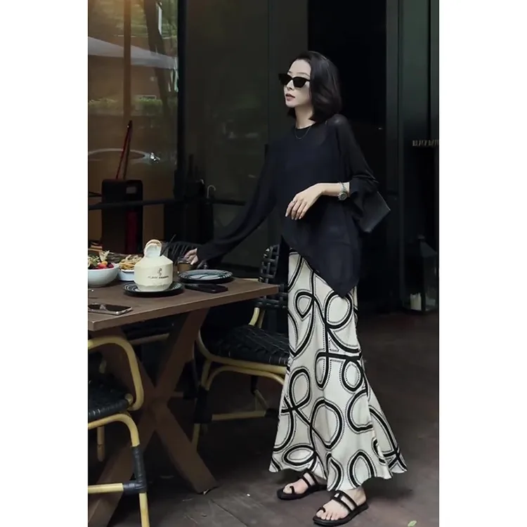 夏季2025新款梨形身材穿搭气质时尚黑色上衣半身裙子两件套装女装