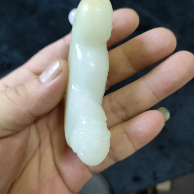 131.4克，和田白玉貔貅手把件，肉质细腻，油脂光泽，没有留恋，瑕疵