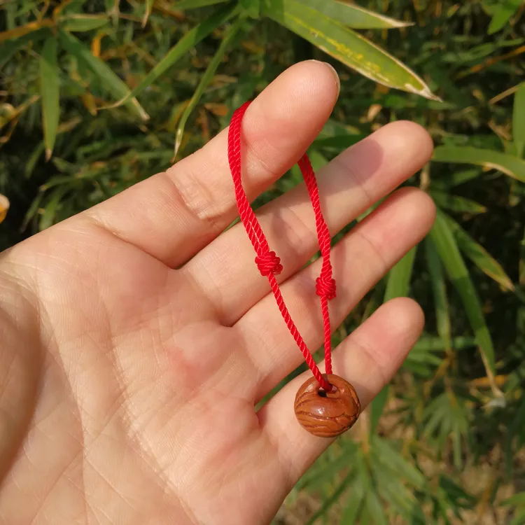 非遗手工野生桃核雕刻桃筐双股红色手绳儿童满月宝宝百天礼物红绳