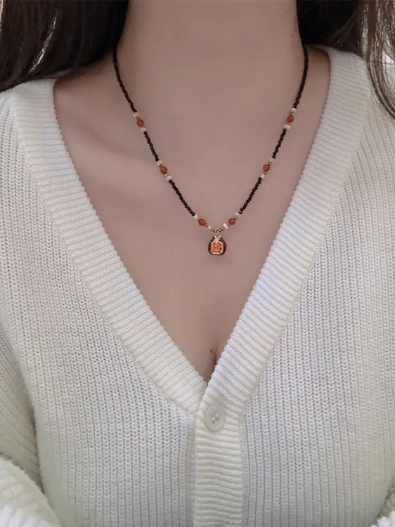 铜合金合成锆石项链 石榴红轻奢吊坠复古串珠项链款秋冬毛衣链