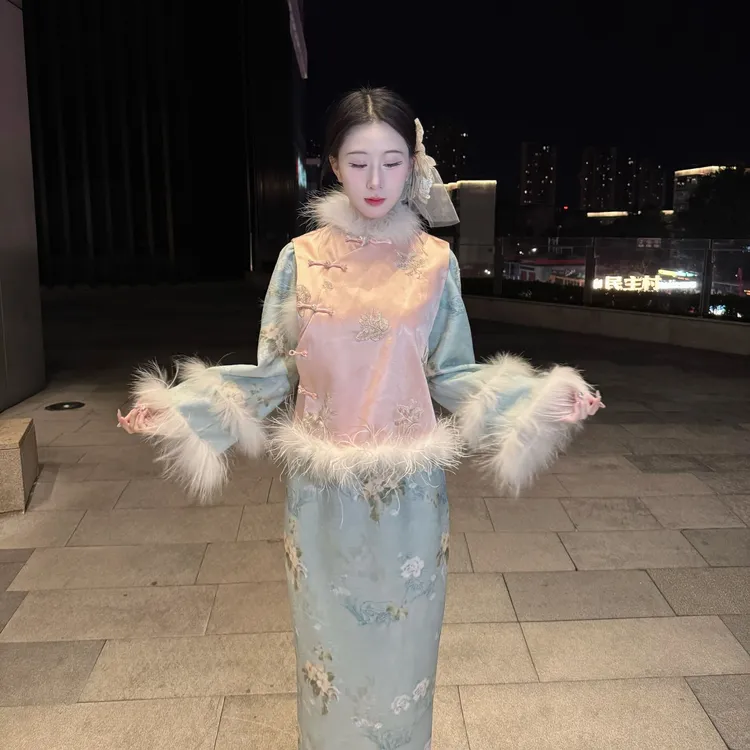 LHMknk1画报夫人原创自制新中式高级刺绣鸵鸟毛棉服马甲