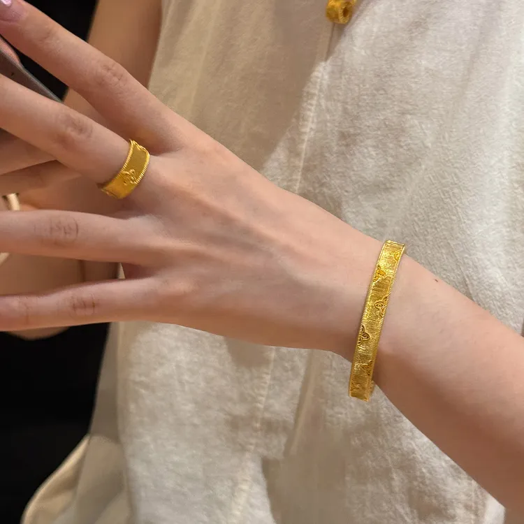 铜合金手镯 金色四叶窗花手镯2025新款富贵感国风绸缎感精致手饰