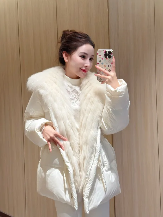 冬季保暖连帽大翻领狐狸毛领90白鸭绒洋气羽绒服