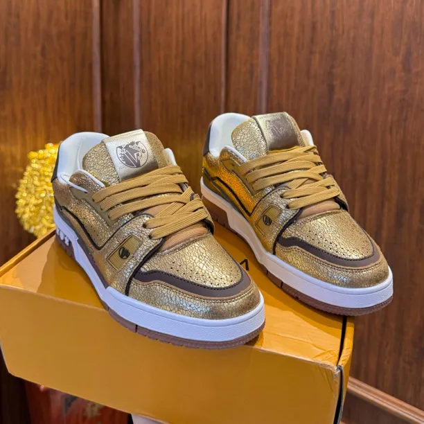 冬季新款男士银色金属爆裂纹拼接时尚百搭轻便休闲板鞋