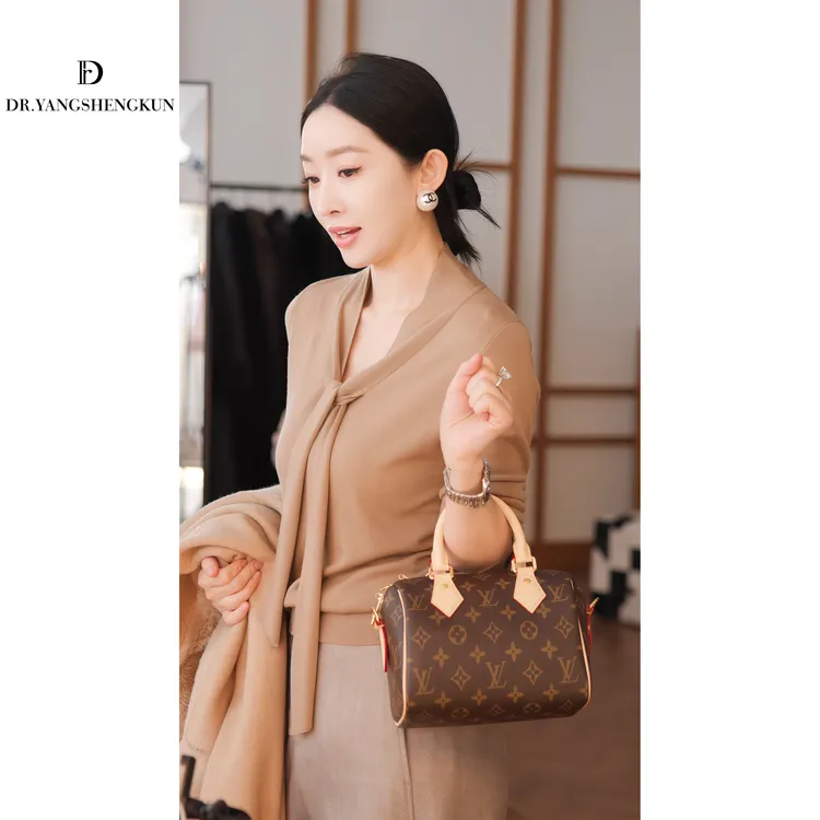 杨圣坤2025冬季新品100%美丽诺羊毛优雅飘带V领针织衫SQ25120506