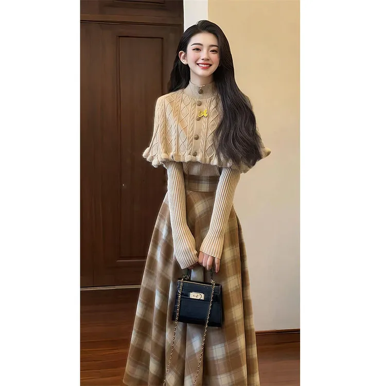 今年流行一整套女2025秋冬新款气质针织毛衣斗篷格子半身裙三件套