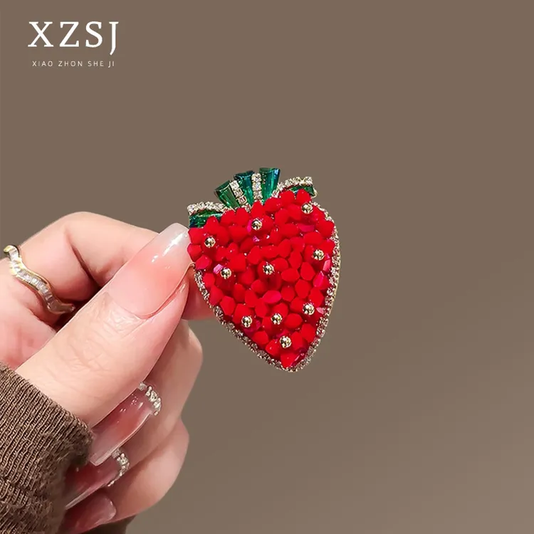 铜胸针 手工红水晶红色草莓别针女小众设计轻奢胸花新款大衣配饰