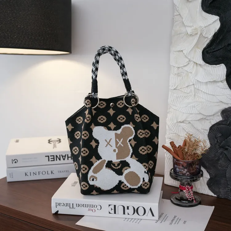 2025夏秋新款水桶包手拎包时尚慵懒网红拍照打卡出片手提百搭包包