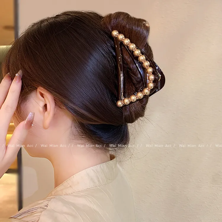 高马尾抓夹珍珠三角女高级感镶钻咖色鲨鱼夹秋冬新款发量少盘发夹