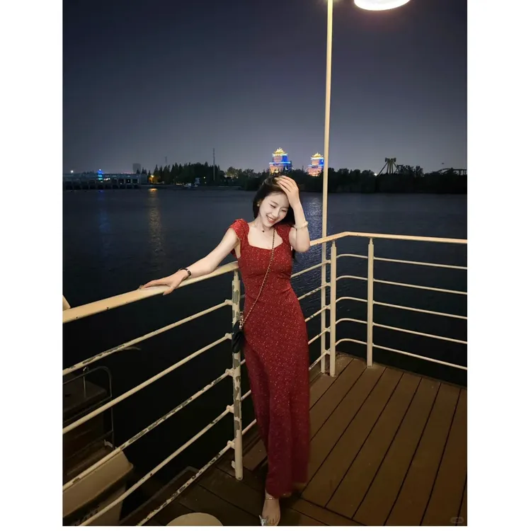 2025夏季新款法式连衣裙小飞袖高级感时尚百搭红色碎花露背长裙女