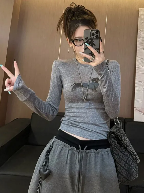 灰色小狗印花圆领长袖t恤女秋冬新款修身时尚显瘦内搭打底衫上衣