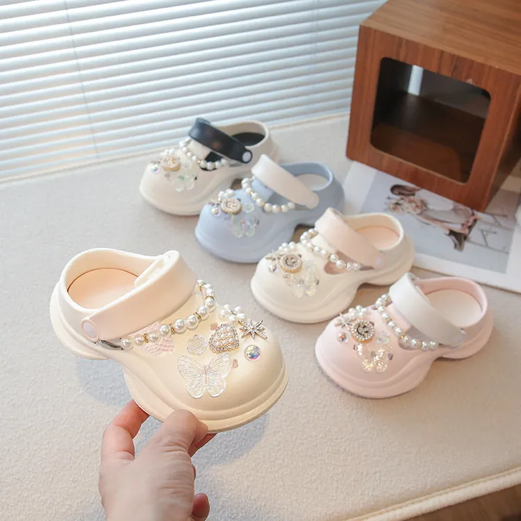温柔气质珍珠厚底女童洞洞鞋2025夏季增高包头水晶蝴蝶凉拖鞋防滑