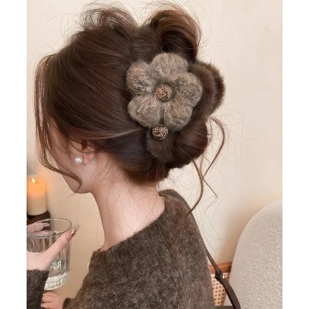 毛绒花朵大号抓夹女2025新款高级感鲨鱼夹秋冬后脑勺发抓夹子头饰