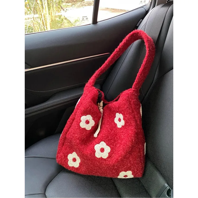 大容量秋冬新款毛绒花朵刺绣托特包松弛感手提通勤包单肩水桶包包