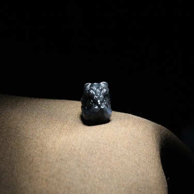 天然和田玉青花墨玉醒狮配珠 通天孔 尺寸12mm，重量：2.9g