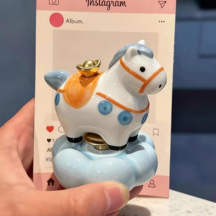 马上转运马上有钱花转转乐小马陶瓷摆件办公室工位情绪稳定摆件
