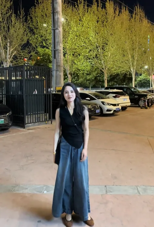 【余果】法式气质高级感黑色无袖V领上衣搭配高腰藏青色牛仔阔腿裤
