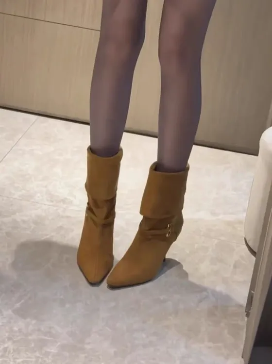 秋冬新款翻边短靴冬季尖头高跟细跟直筒时尚显瘦百搭绒面瘦瘦靴