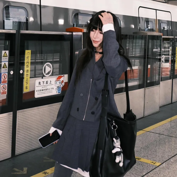 格雷系通勤西装套装女早秋穿搭一整磁学院风休闲时尚百褶裙两件套