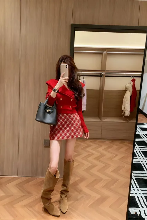 2026秋冬新款韩系圣诞氛围感高级感超好看翻领红色毛衣格纹半身裙