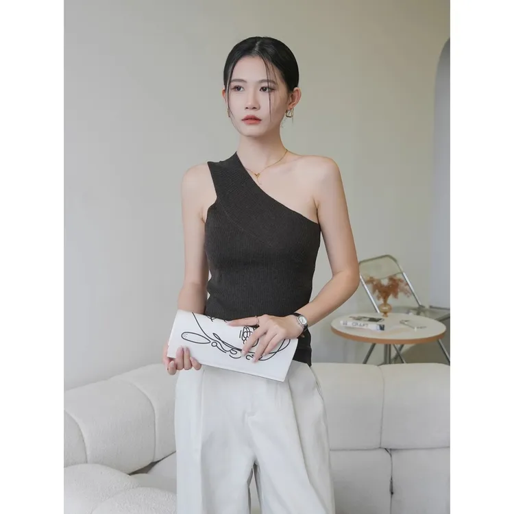 咖色斜肩针织吊带背心女2025新款早秋设计感挂脖无袖内搭打底上衣