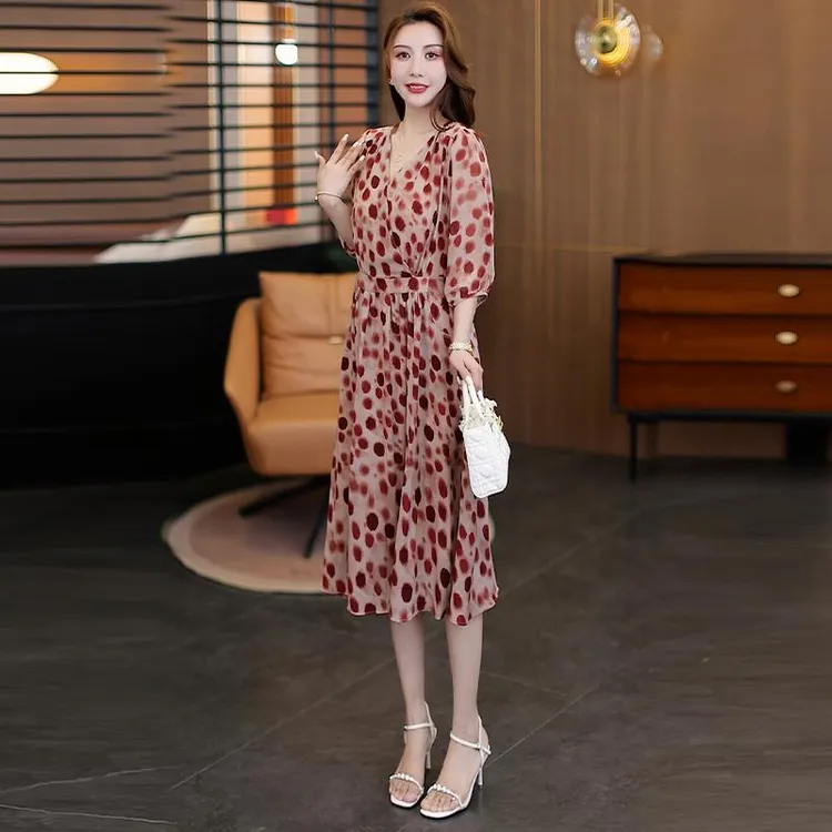 时尚轻奢收腰波点连衣裙女2025夏季新款高级感气质V领中长A字裙潮