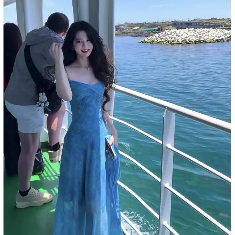 度假风吊带连衣裙女2025夏季新款法式气质收腰显瘦中长款百搭裙子