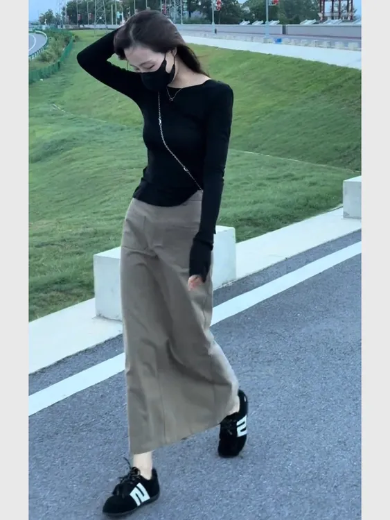 2025流行女装穿搭两件套休闲时尚黑色修身t恤高级感半身裙套装秋