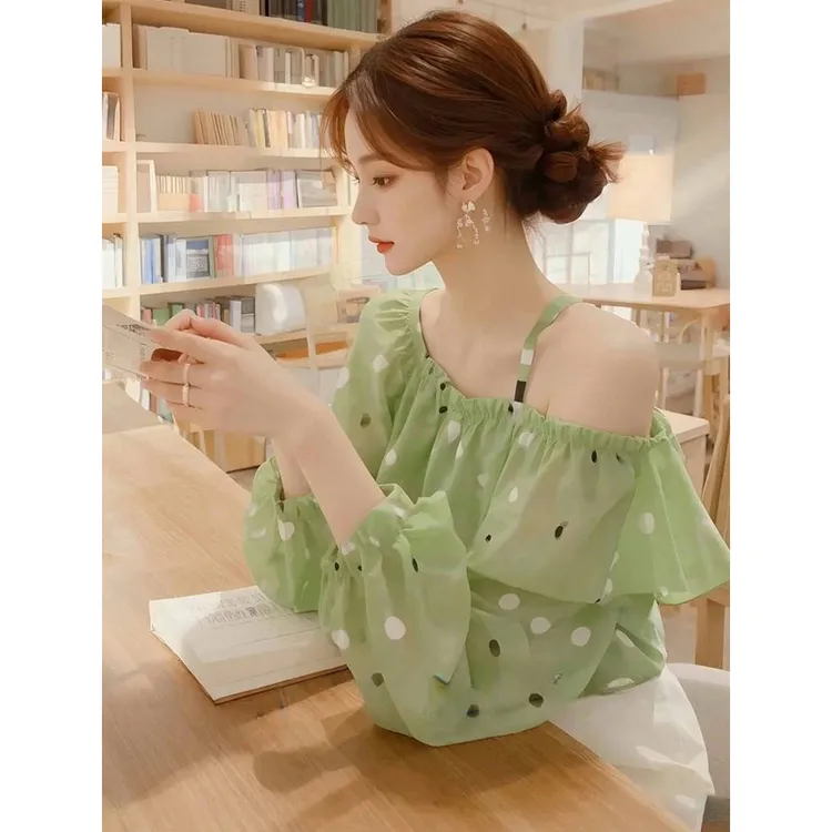 绿色波点衬衫春装女2025年新款轻奢高级感多巴胺绝美露肩小衫上衣