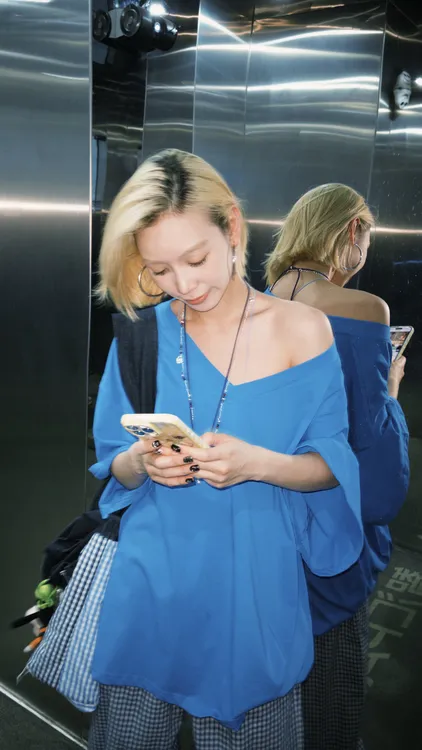 HELLOTANGO《漫不经心2.0》韩系休闲慵懒风V领宽松大版T恤54374#