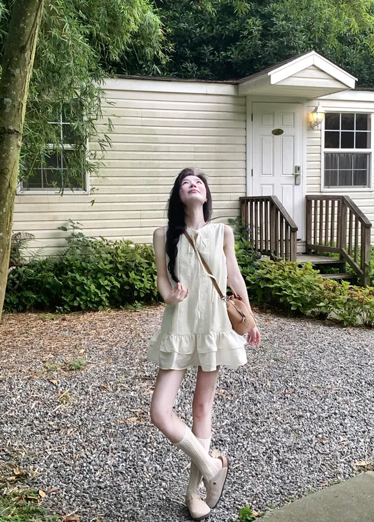 2025夏季新款白色荷叶边无袖桔梗法式连衣裙女独特绝美减龄裙子