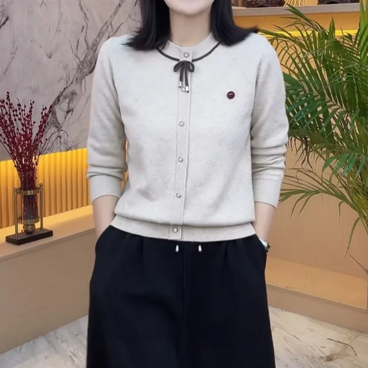 新款秋冬圆领时尚洋气针织衫纯色设计感长袖毛衣女爆款百搭上衣