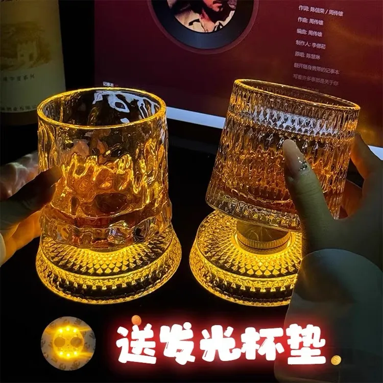 【送发光杯垫】发光威士忌酒杯高颜值转转解压洋酒杯不倒酒杯装饰灯