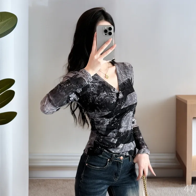 2025秋新款修身女V领长袖扎染镂空拼接网纱植绒时髦打底衫潮流款
