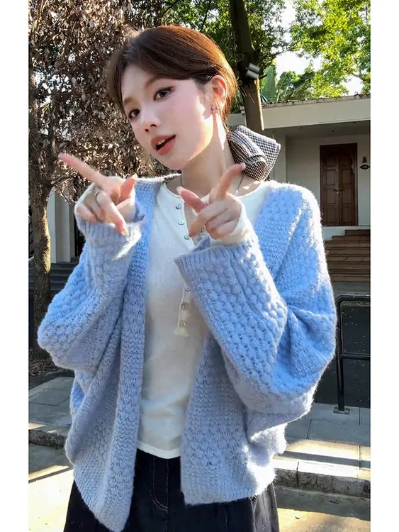 时尚甜美气质秋日出游薄款穿搭多巴胺蓝色针织开衫上衣2025新款女