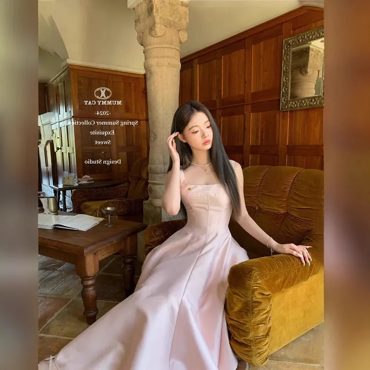 Mummy Cat下蛋喵 高级感精致简约鱼骨露背吊带轻礼服连衣裙