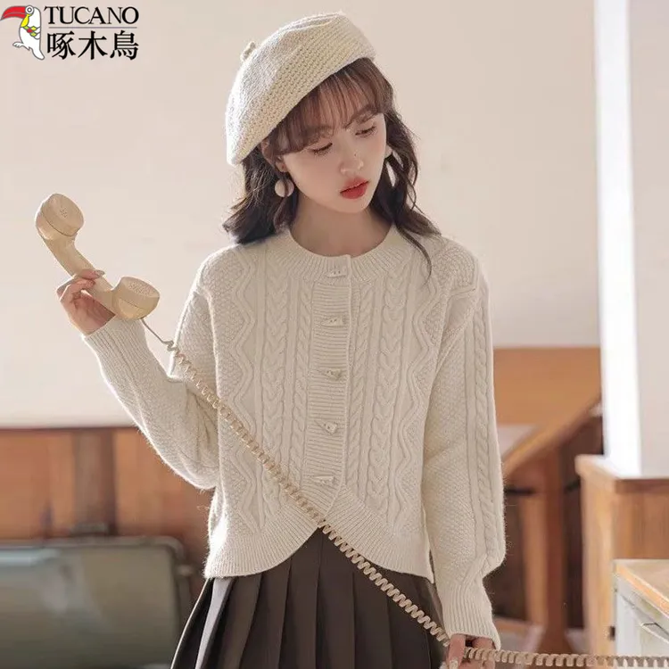 TUCANO/啄木鳥森系甜美开衫毛衣女秋冬款小个子短款牛角扣针织衫