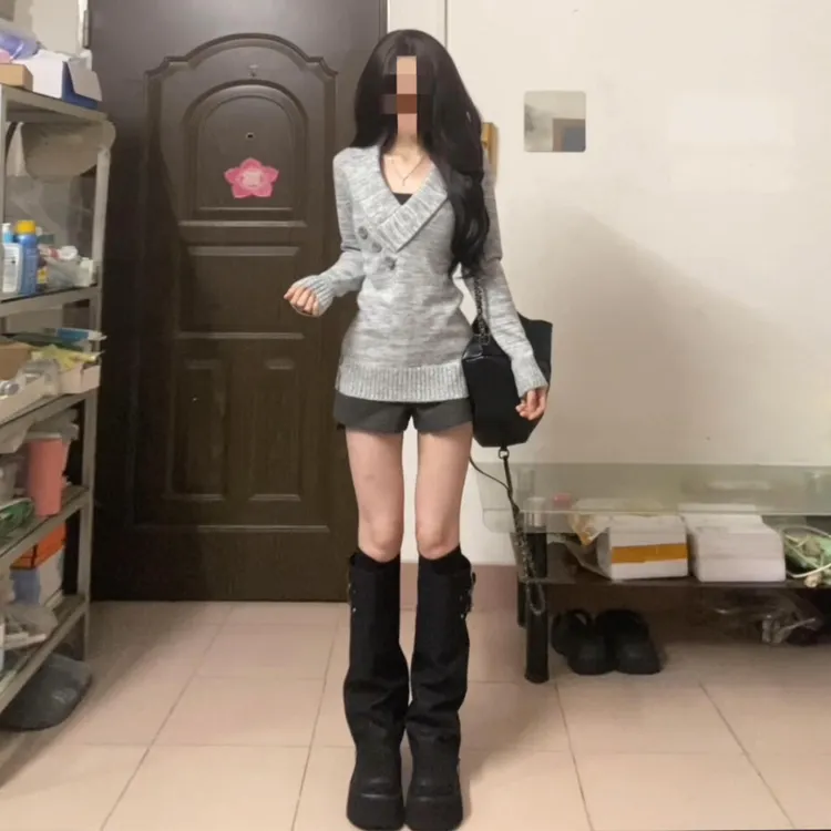 韩系设计感交叉v领灰色毛衣女2026秋冬季小众辣妹灰色短裤两件套