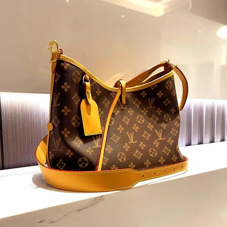 香港品牌女士包包2025新款轻奢时尚购物袋托特包单肩斜挎经典女包