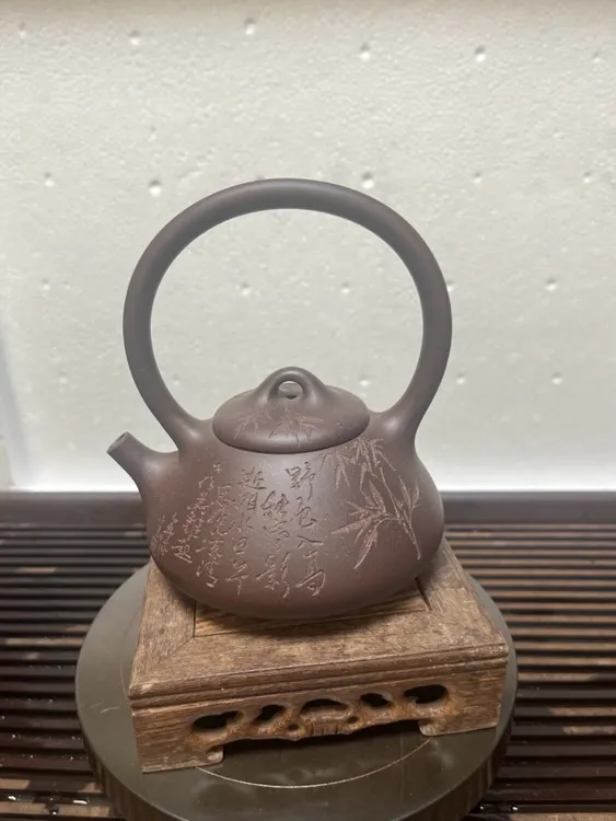 石瓢提梁壶，300cc，采用黄龙山原矿老紫泥，一厂老艺人精心制作而成
