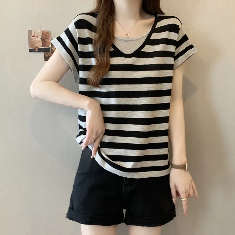 胖妹妹宽松假两件V领条纹短袖T恤女夏季大码遮肚显瘦薄款冰丝上衣