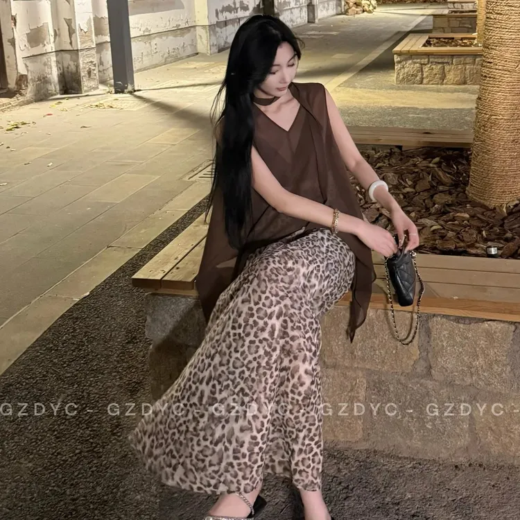 鸽子的衣橱朴野舒适显瘦光泽气质时尚微透感半身裙豹纹松紧腰